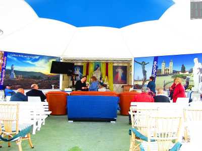 All'interno del gazebo: banchi, due gigantografie della Madonna di Medjugorje (e di Lodovico in preghiera ai lati), un maxischermo, l�inginocchiatoio e in fondo l�altare, addobbato con ceri, fiori e oggetti devozionali